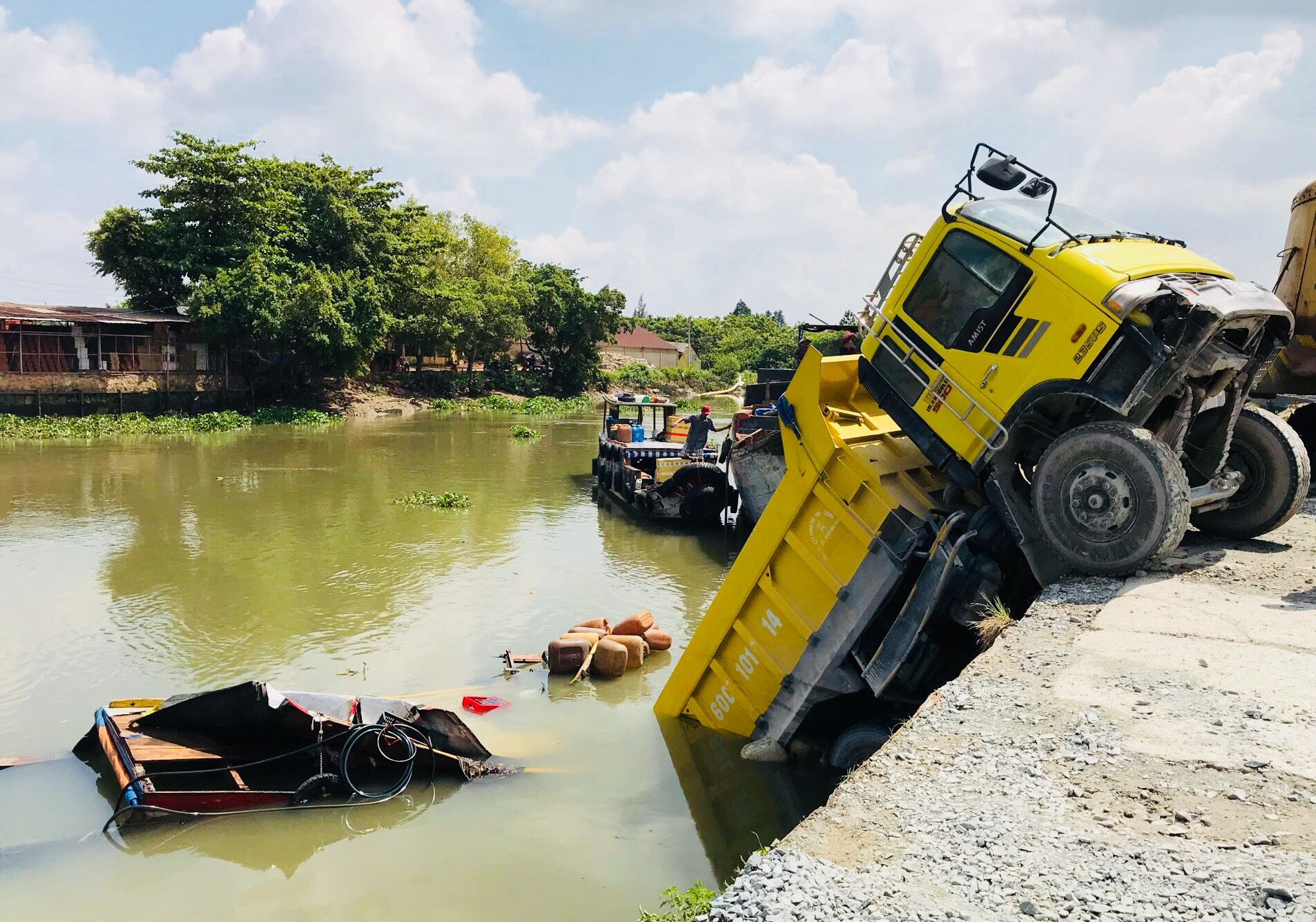 Tai nạn hi hữu: Xe ben chở đá rơi xuống sông trúng ghe bán hàng - 1