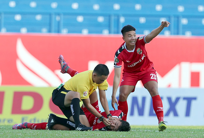 Trọng tài nhanh tay cứu cầu thủ V-League nuốt lưỡi: Tiết lộ bất ngờ - 1
