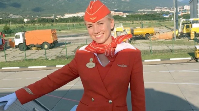 Nữ tiếp viên Nga kể khoảnh khắc &#34;túm cổ&#34; đẩy hành khách khỏi máy bay bốc cháy - 1