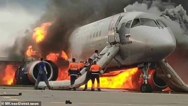 Giữa khói lửa ngùn ngụt, cơ phó máy bay Nga thoát ra rồi vẫn trèo vào cứu người - 1