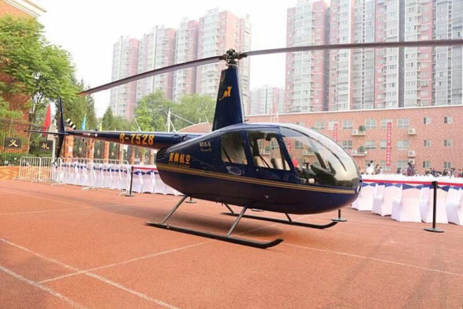 Ông bố đại gia bị chế giễu vì đưa con đi học bằng trực thăng - 1