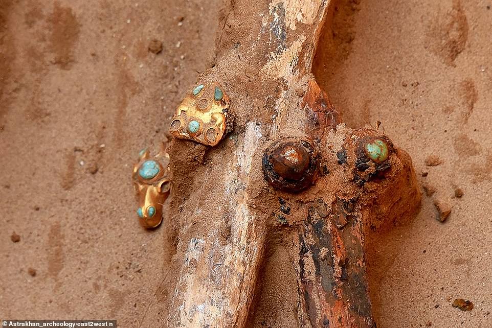 Phát hiện kho báu và bộ xương quý tộc 2.000 năm tuổi ở Nga - 2