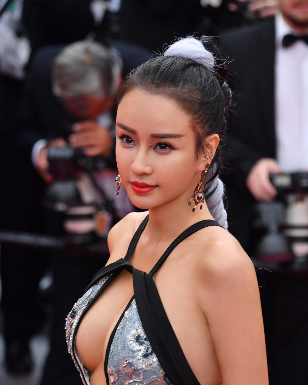 Tuyệt chiêu có thân hình nảy nở của cô giáo dân tộc ở Cannes 2019 - 1