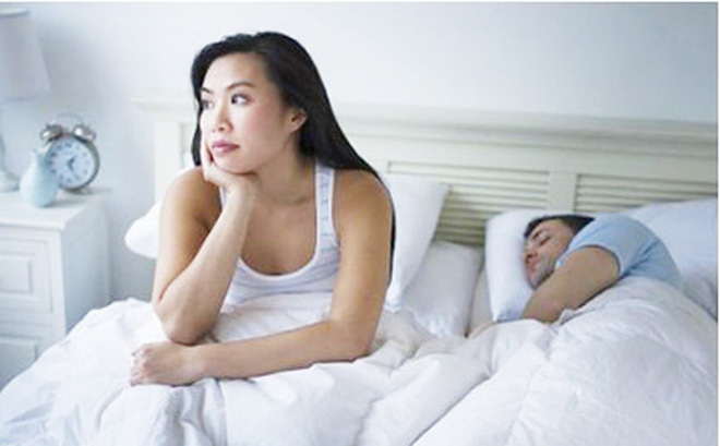 Kinh hoàng với "vật lạ" thò qua khe cửa tủ, phơi bày sự thật chồng lười chăn gối với vợ - 1