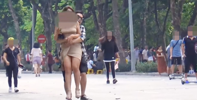 Thanh niên xông đến ôm hàng loạt gái trẻ trên phố đi bộ gây phẫn nộ - 1