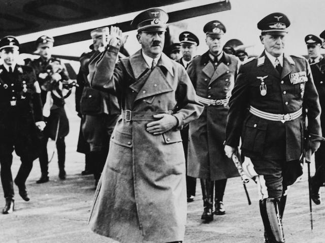 Trùm phát xít Hitler có người đóng thế tự sát trong hầm Berlin?