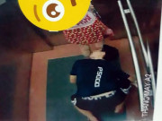 Phát hoảng với hình ảnh thanh niên quỳ gối nhìn vào váy cô gái trong thang máy