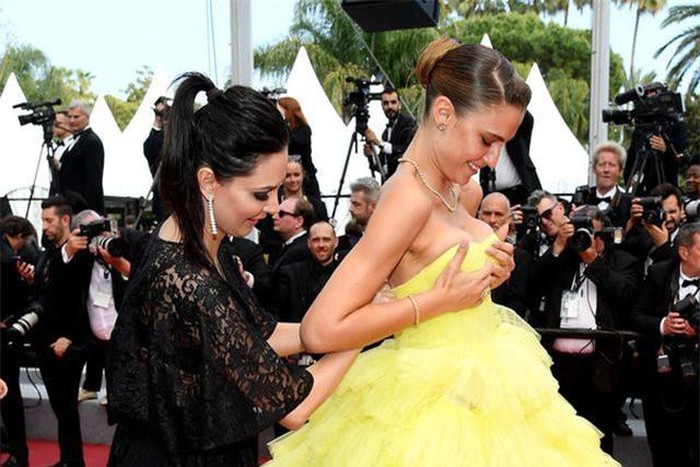 Người mẫu xinh đẹp Brazil &#34;hết hồn&#34; vì tụt váy bất ngờ ngay trên thảm đỏ Cannes - 1