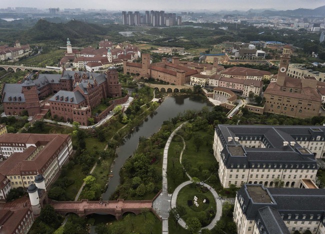 Được biết đến với tên gọi Silicon Valley của Trung Quốc, Thâm Quyến là thủ phủ của các hãng công nghệ lớn nhất Trung Quốc, và tâm điểm lớn nhất ở thành phố này chính là Huawei