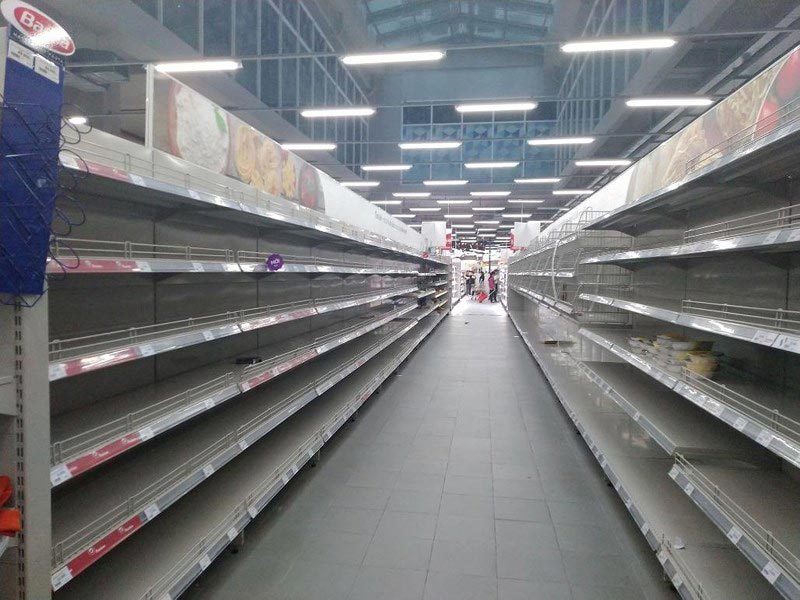 Siêu thị Auchan trống trơn sau 6 ngày xả hàng giảm giá