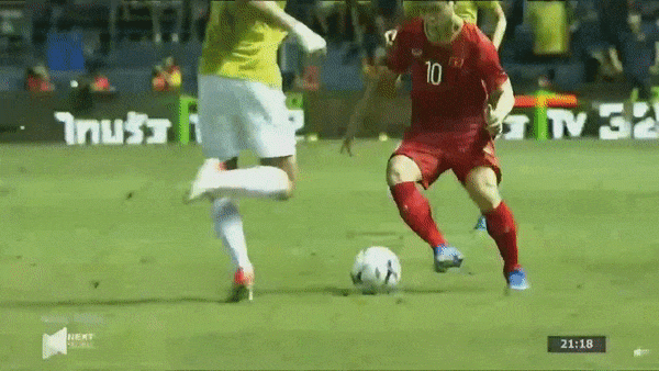 Việt Nam hạ Thái Lan 1-0: Công Phượng bị đá thẳng vào "chỗ hiểm", dân mạng đòi FIFA “xử” - 1