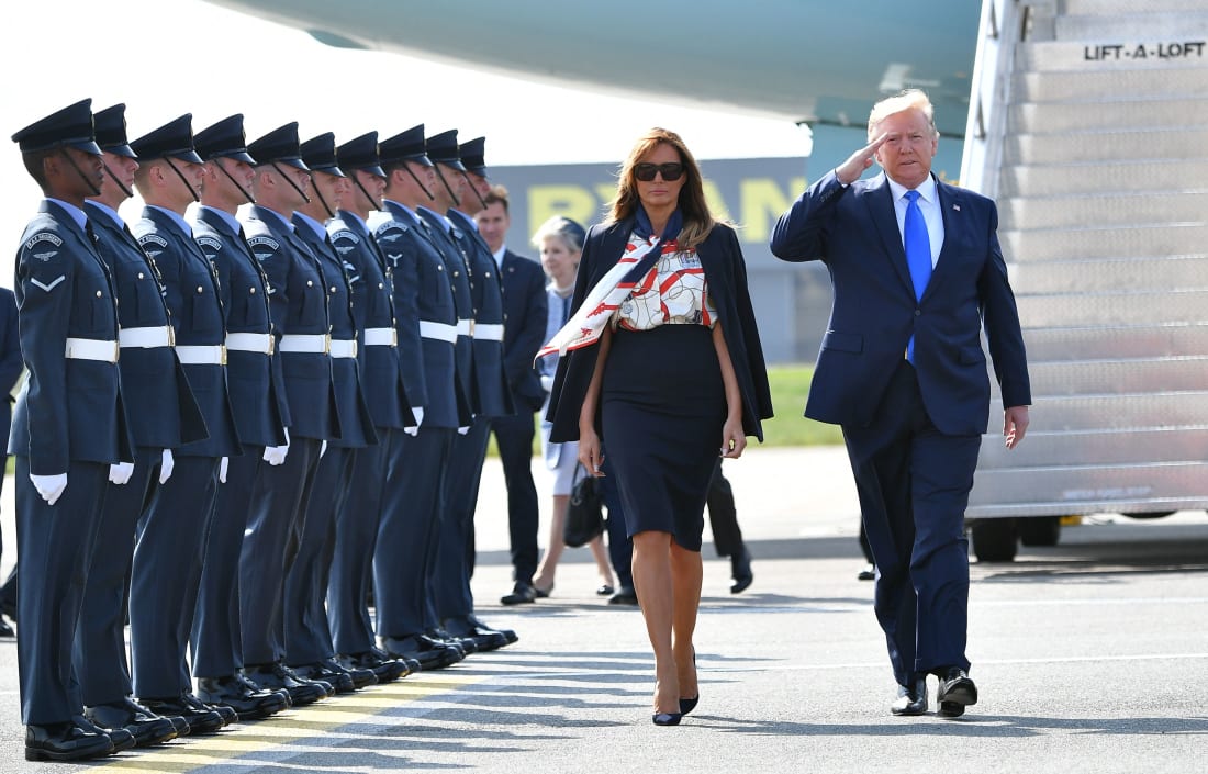 Ấn tượng trang phục sang trọng phu nhân và con Tổng thống Trump mặc khi tới Anh - 1