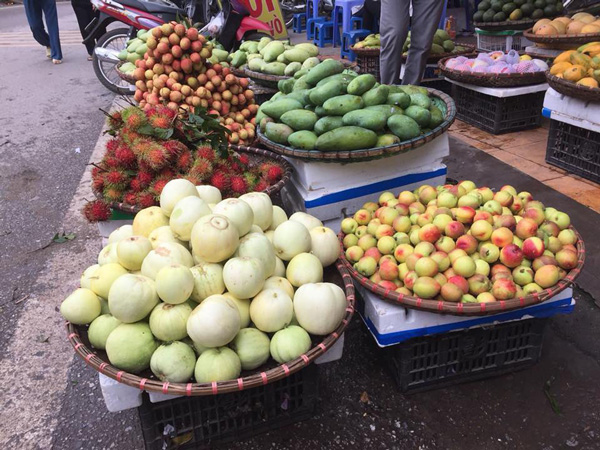 Hà Nội: Tết Đoan Ngọ, giá hoa quả tăng chóng mặt vẫn nườm nượp người mua - 1