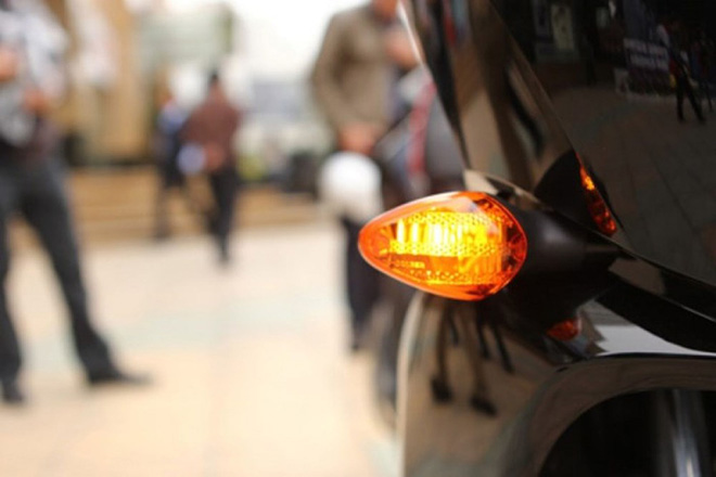 Bạn có biết bật đèn xi nhan khi đỗ xe rất nguy hiểm cho những người đi đường? - 1