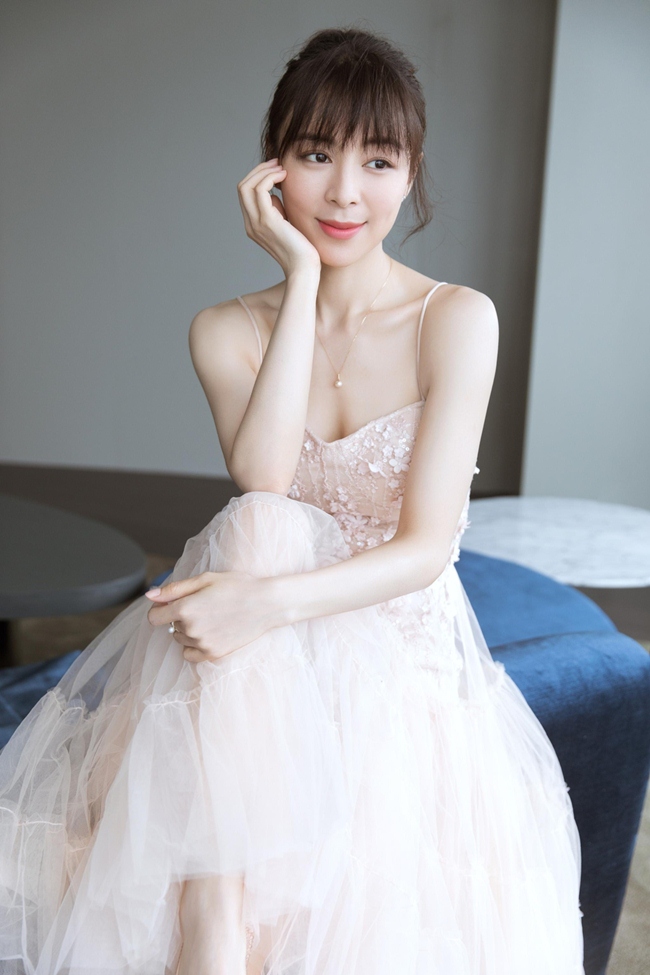 Người đẹp 40 tuổi từng được đánh giá là "tiểu Chương Tử Di" song hiện tại tên tuổi của Trương Tịnh Sơ rất mờ nhạt với khán giả. Sự nghiệp của cô không để lại nhiều ấn tượng với khán giả.
