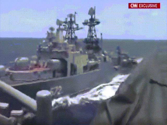 Khoảnh khắc tàu khu trục Nga và tàu tên lửa Mỹ suýt đâm nhau đầy nguy hiểm