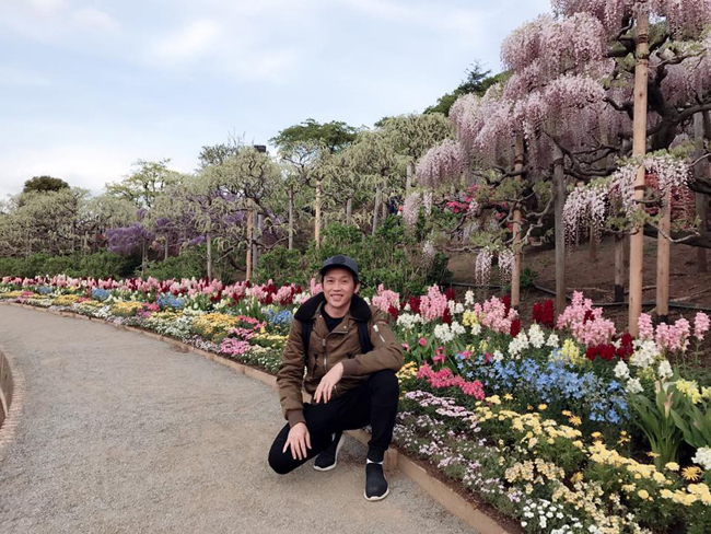 Tháng 4 năm ngoái, danh hài đi du lịch Nhật Bản và chụp hình lưu niệm.