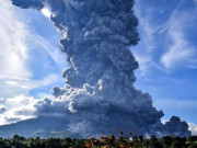 Núi lửa phun trào tạo cột tro khổng lồ cao 7.000 mét