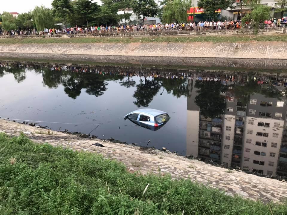 Ô tô không người lái bất ngờ lao xuống sông Tô Lịch - 1