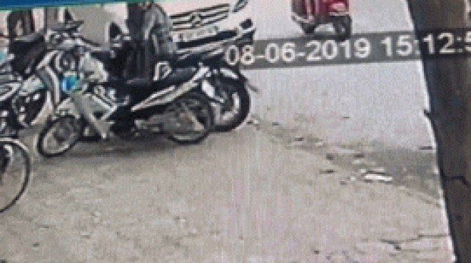SỐC: Trộm bẻ khóa xe vua tay ga Honda SH trong 2 giây - 1