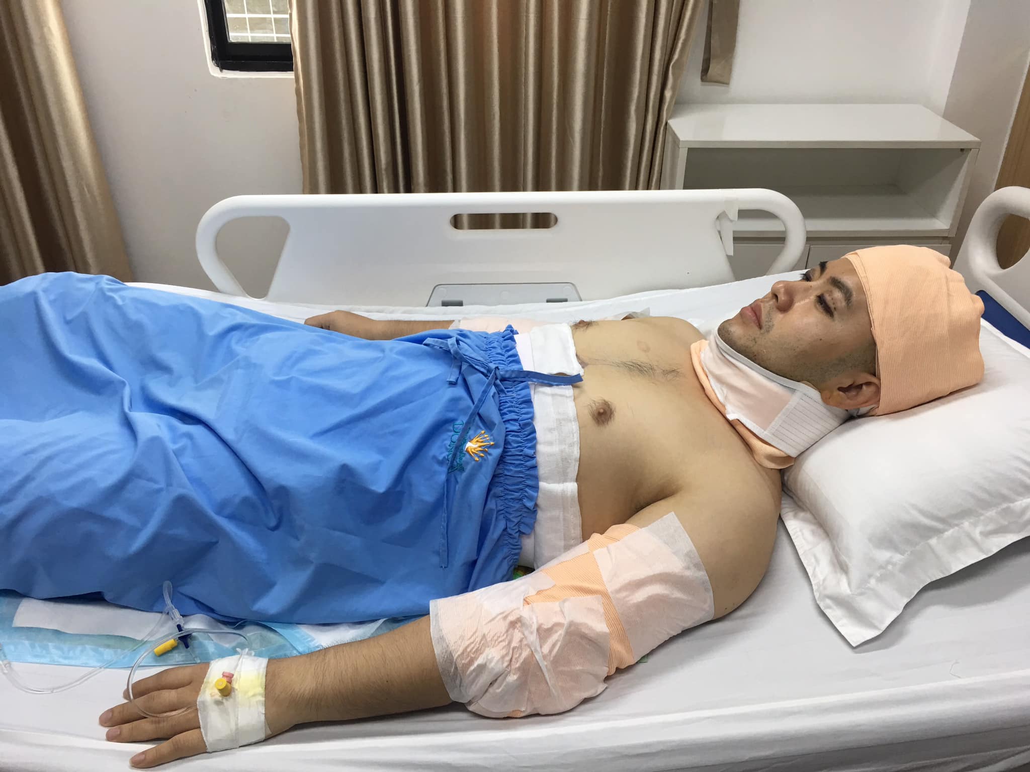 Sốc với hình ảnh hoàng tử "Mùa đông không lạnh" đau đớn trên giường bệnh - 1