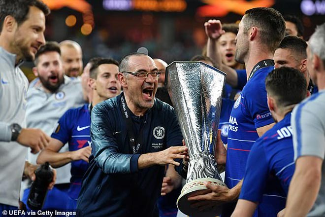 Chelsea "cởi trói" Sarri, Ronaldo sắp có thầy mới: MU, Liverpool có nên mừng? - 1