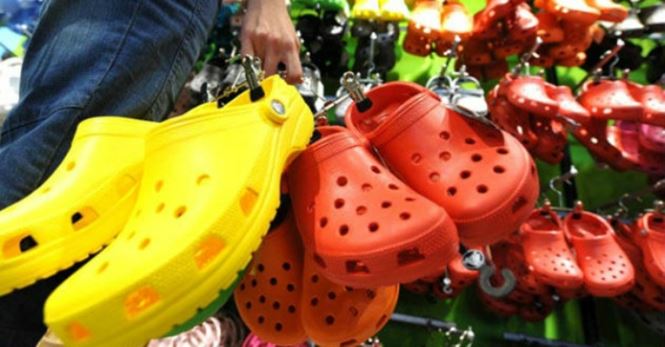 Giày dép "kiểu mới" gắn hình thú trang trí hút người dân Sài Gòn