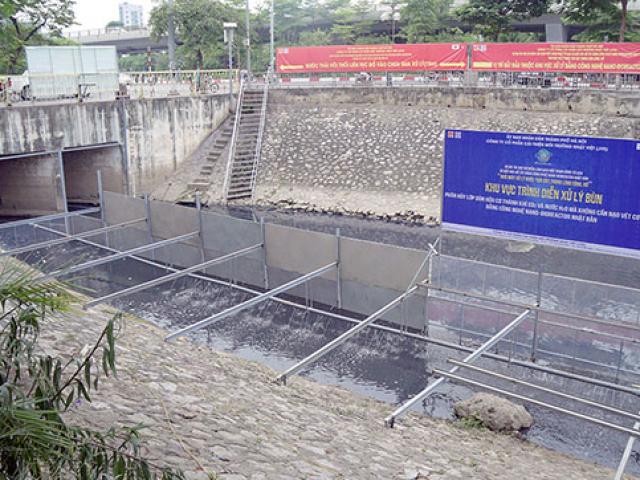 Sông Tô Lịch bất ngờ được quây rào sắt, đặt thêm “bảo bối” của Nhật Bản