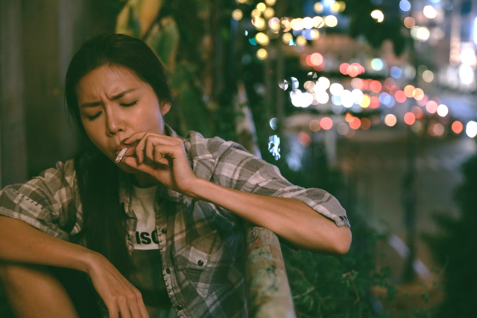 Siêu mẫu Minh Tú gây sốc với hình ảnh hoa hậu vô tư hút thuốc