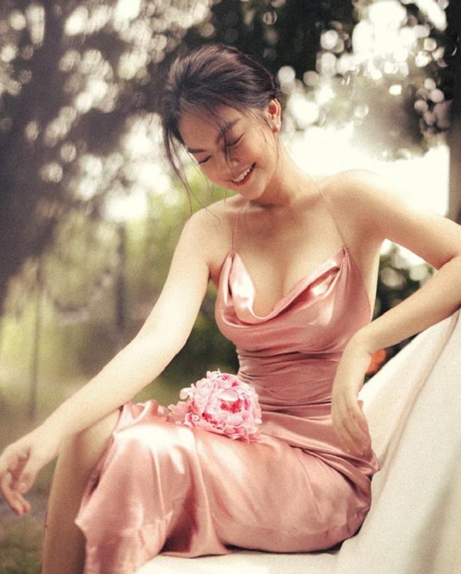 Cuối năm 2018, Phạm Quỳnh Anh gây nhiều chú ý khi ly hôn nhà sản xuất Quang Huy sau 16 năm gắn bó. Hậu đường ai nấy đi, nữ ca sĩ thay đổi rõ ràng về phong cách thời trang.