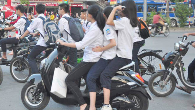 Người điều khiển xe máy, xe đạp điện phải có bằng lái? - 1