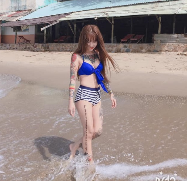 Cô gái quê An Giang tên Trần Thị Thiên Hương gây nhiều chú ý trên mạng xã hội vì chuyện xăm kín người ở tuổi 19. Cô nàng sở hữu gương mặt xinh đẹp, làn da trắng sứ nhưng cơ thể chi chít vết mực nhiều màu sắc.