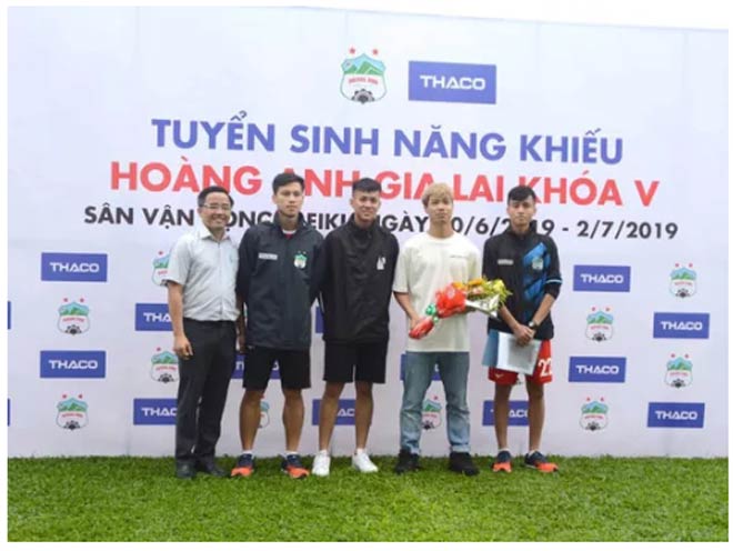 Thí sinh "nhí" bao vây Công Phượng trong ngày thi tuyển vào Học viện HAGL JMG - 1