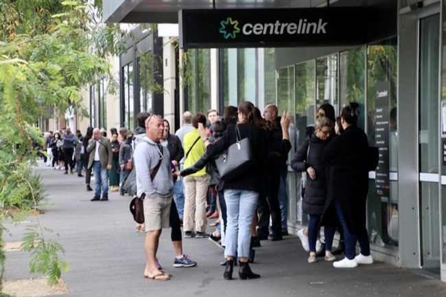 Covid-19 khiến cho nhiều người gặp khó khăn. Tuy nhiên, mới đây, một người đàn ông ở Australia đã hào phóng cho hàng chục công nhân thất nghiệp các tờ tiền ngay giữa đường.