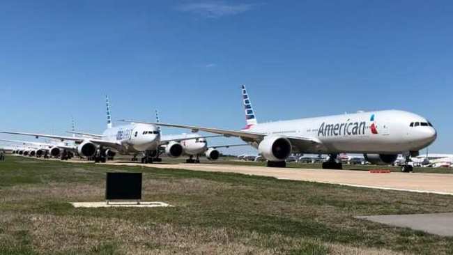 Máy bay của American Airlines “đắp chiếu” tại ít nhất 4 cơ sở trên khắp nước Mỹ, bao gồm Tulsa, Oklahoma, Pittsburg và Pennsylvania. Nhu cầu giao thông hàng không rơi tự do khi dịch Covid-19 bùng lên ở Mỹ.