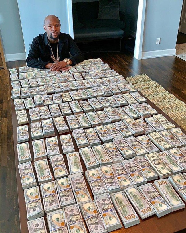 Tháng 7/2019, Floyd Mayweather Jr khoe 1,4 triệu bảng (~41 tỷ đồng) xếp đầy cả mặt bàn.