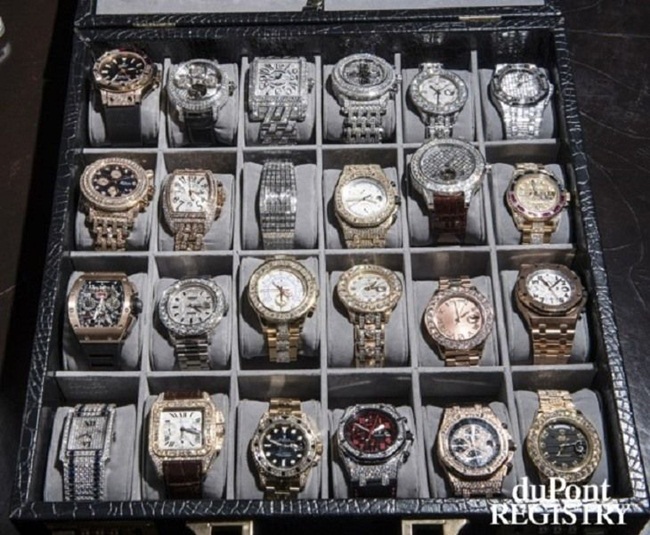 Mayweather cũng thích sưu tập đồng hồ. Bộ sưu tập bao gồm các đồng hồ đắt tiền của Audemars Piguet, Rolex và Aximum.