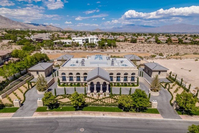 Ngôi nhà ở Las Vegas của anh, được biết đến với cái tên Big Boy Mansion là nơi có nhiều siêu xe bên trong.