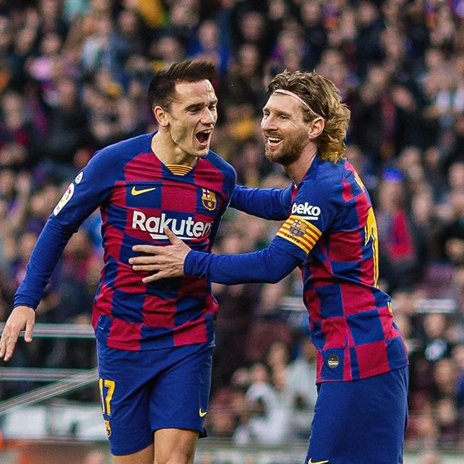 Bạn đã bao giờ tưởng tượng Messi và Ronaldo đổi kiểu tóc của mình chưa? Hôm nay chúng ta sẽ được thấy những bức ảnh chế hài hước về hai siêu sao này và cách họ sẽ thay đổi kiểu tóc của mình. Đừng bỏ lỡ cơ hội để cười thả ga với những bức ảnh này nhé!