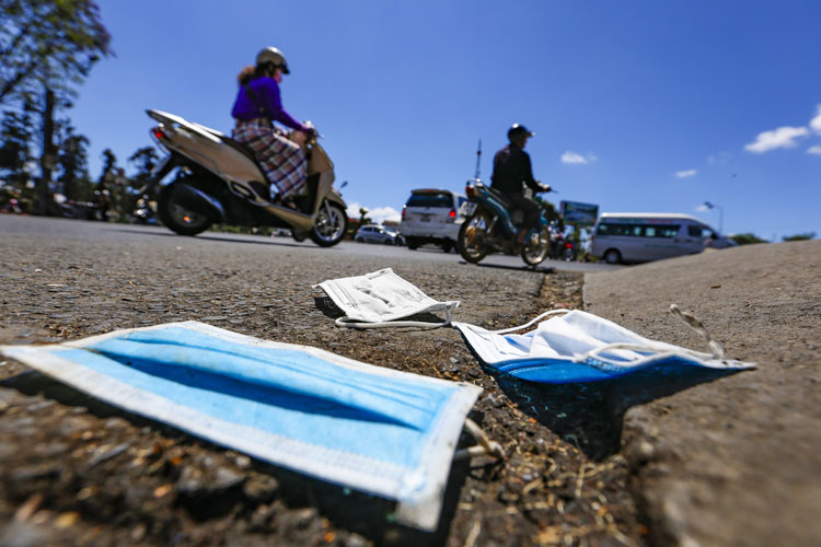 Hà Nội: Vứt khẩu trang bừa bãi có thể bị phạt 7 triệu đồng - 1