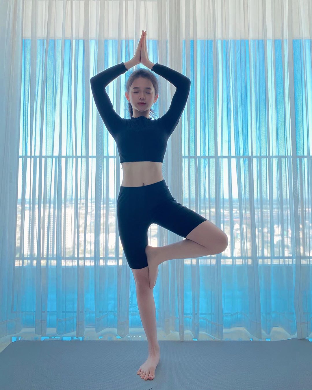 Linh Ka tập yoga tìm lại dáng vóc khi nghỉ vì dịch - 1