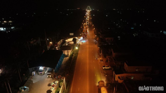 Tài xế xe tải xếp hàng 6km, đợi 5 tiếng để được vào Quảng Ninh - 2
