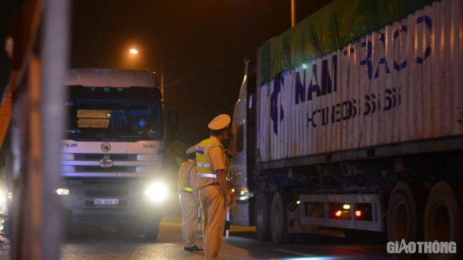 Tài xế xe tải xếp hàng 6km, đợi 5 tiếng để được vào Quảng Ninh - 4
