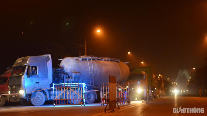 Tài xế xe tải xếp hàng 6km, đợi 5 tiếng để được vào Quảng Ninh - 3