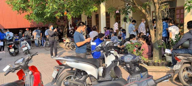 Cận cảnh "vỡ trận" làm giấy xác nhận xe ra vào TP.Hải Phòng mùa Covid-19 - 2