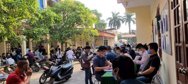 Cận cảnh "vỡ trận" làm giấy xác nhận xe ra vào TP.Hải Phòng mùa Covid-19 - 3