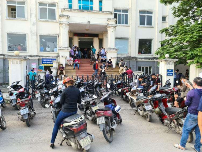 Cận cảnh "vỡ trận" làm giấy xác nhận xe ra vào TP.Hải Phòng mùa Covid-19 - 5