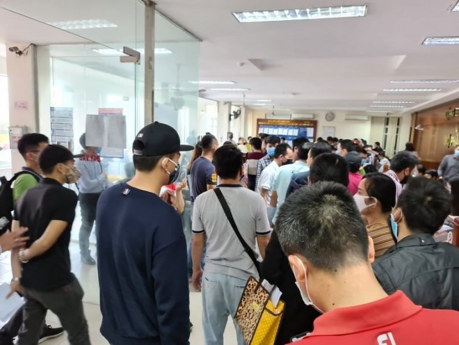 Cận cảnh "vỡ trận" làm giấy xác nhận xe ra vào TP.Hải Phòng mùa Covid-19 - 7