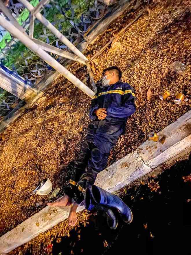 Xúc động chùm ảnh cảnh sát chữa cháy bị bỏng, ăn, ngủ tại hiện trường - 3