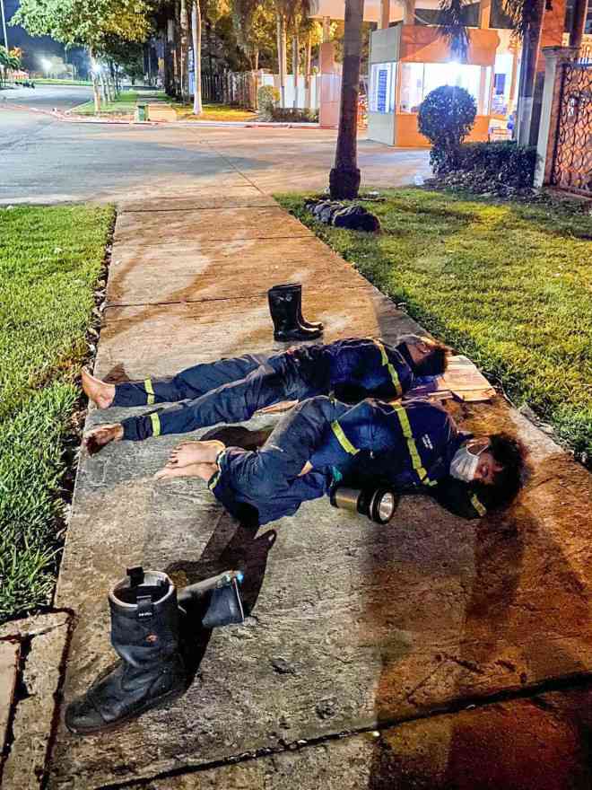 Xúc động chùm ảnh cảnh sát chữa cháy bị bỏng, ăn, ngủ tại hiện trường - 2